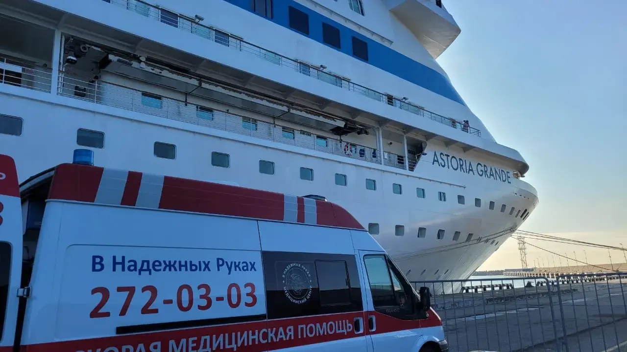 Автомобиль скорой помощи клиники